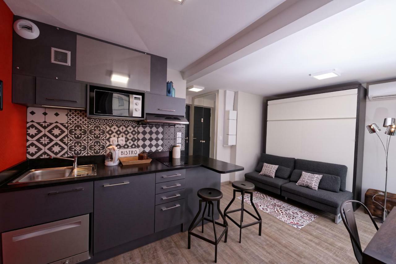 At Home In Lyon Bilik gambar